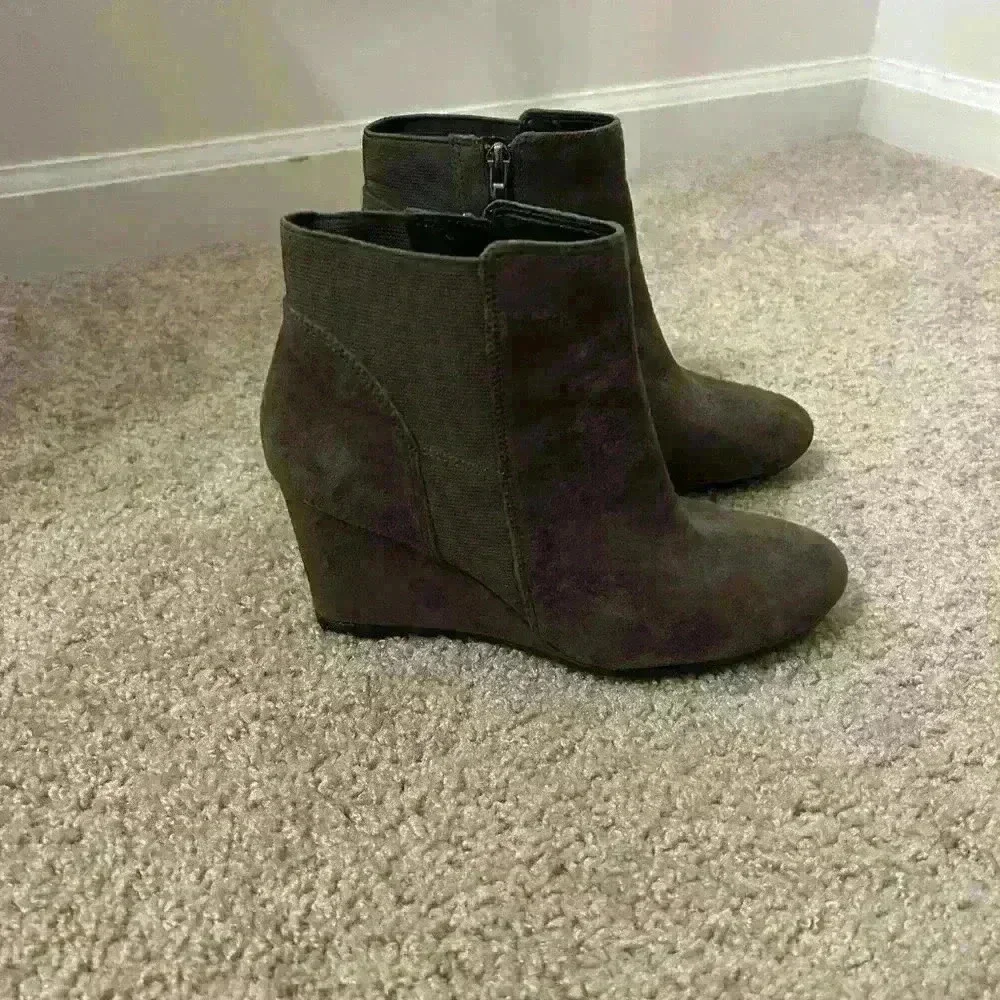 Clarks suede leather upper balance wedge size 5.5M